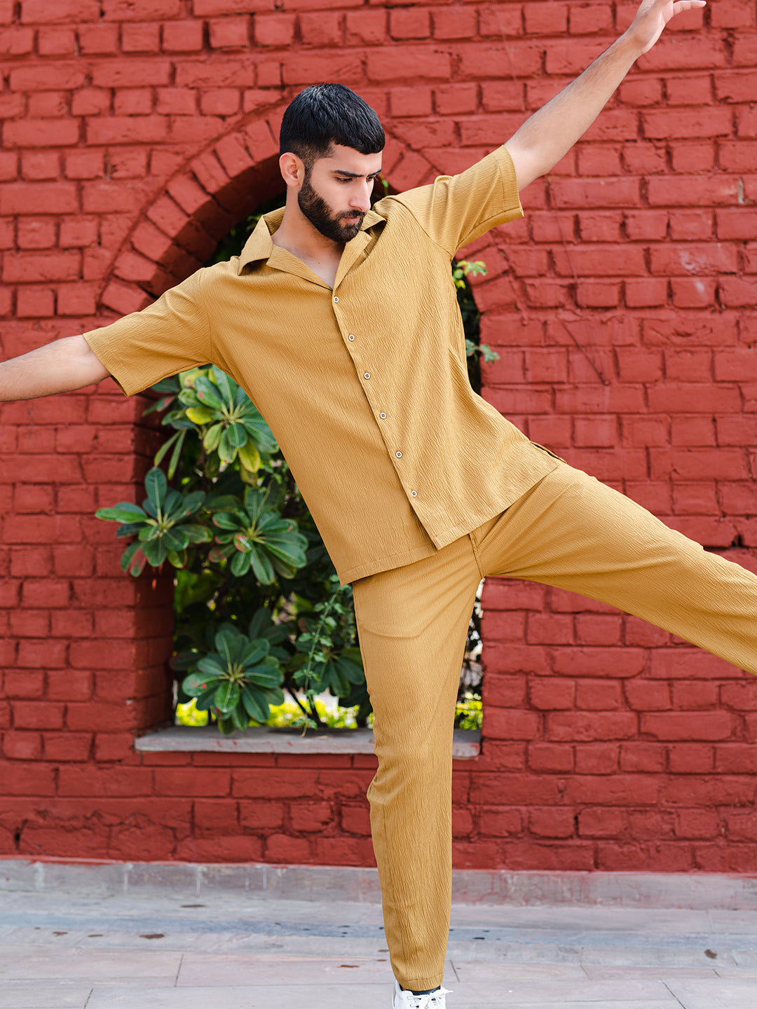 Any man who can pull off yellow pants this well deserves major |  http://menclothingapparel.blogspot.com | Well dressed men, Mens outfits,  Stylish men